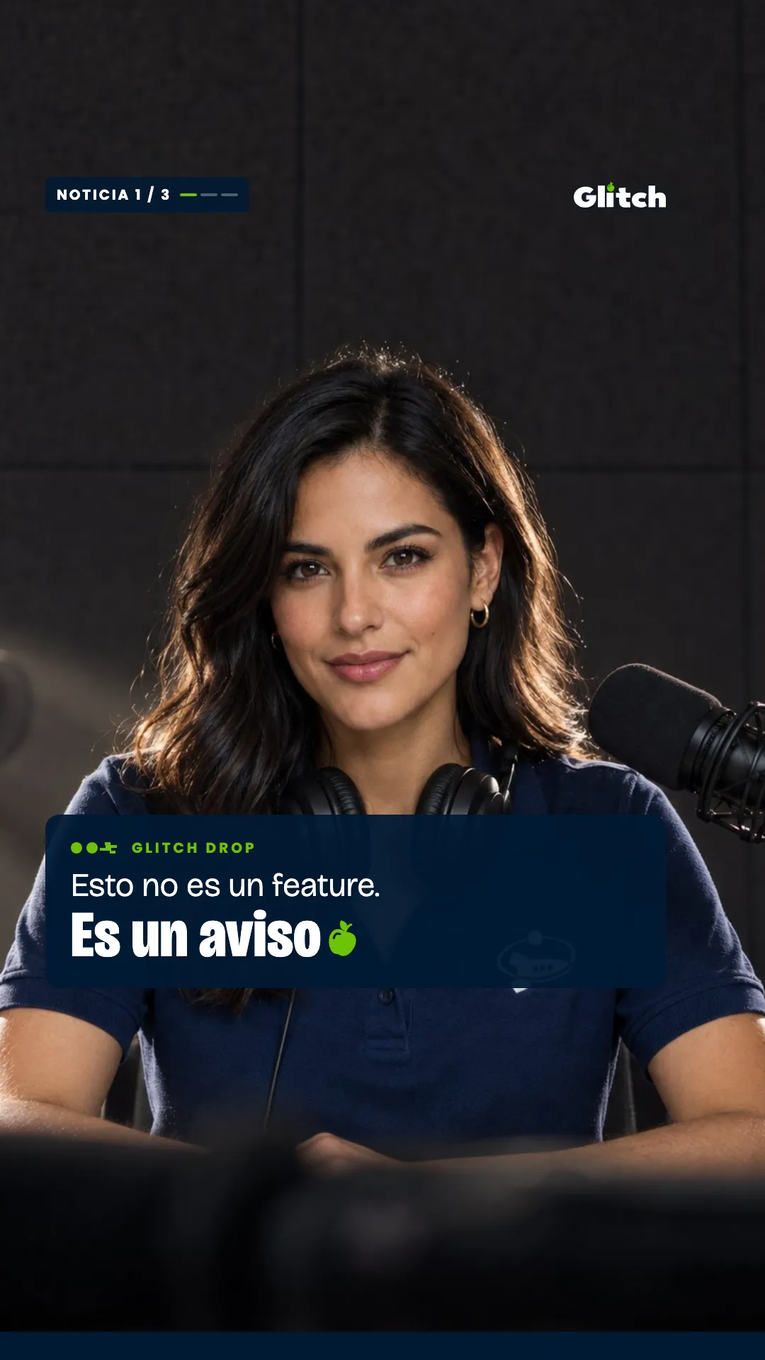Host a cámara con la tarjeta del Glitch Drop debajo de la cara.