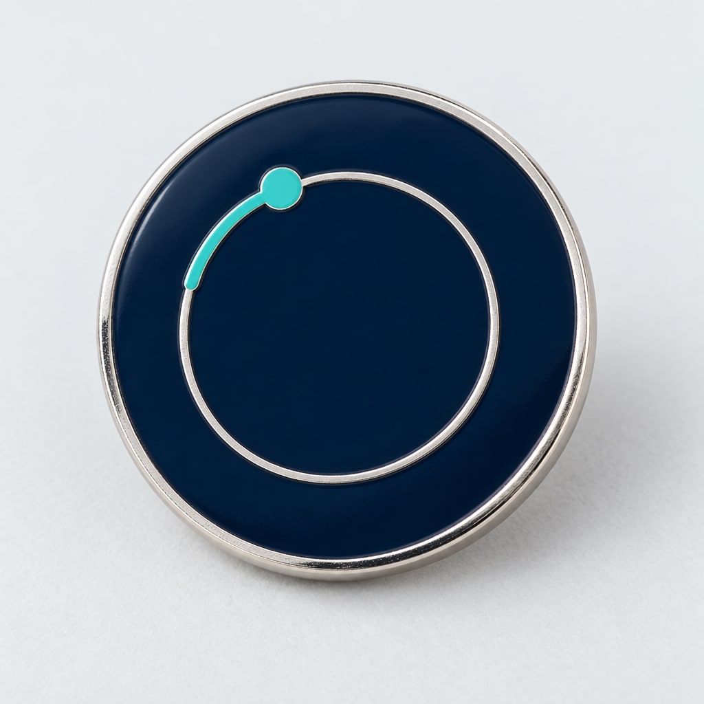 Pin esmaltado: La órbita en plata y teal.